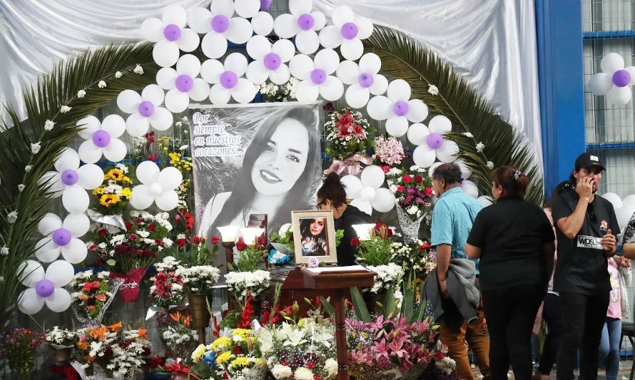Cientos de personas despidieron a Tabita Lizana, la joven madre asesinada por su expareja en Pichilemu