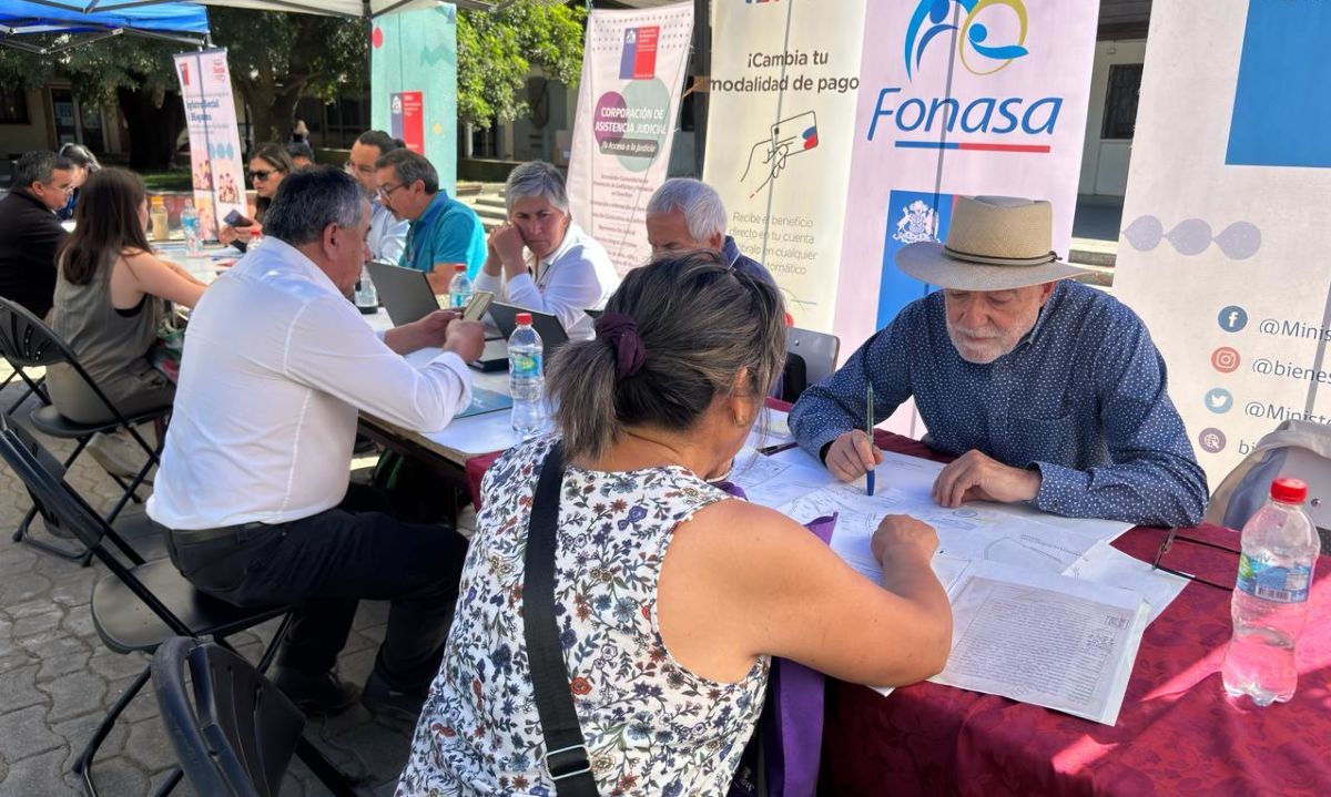 Navidad: Realizan Feria de Servicios Públicos para afectados por los incendios forestales