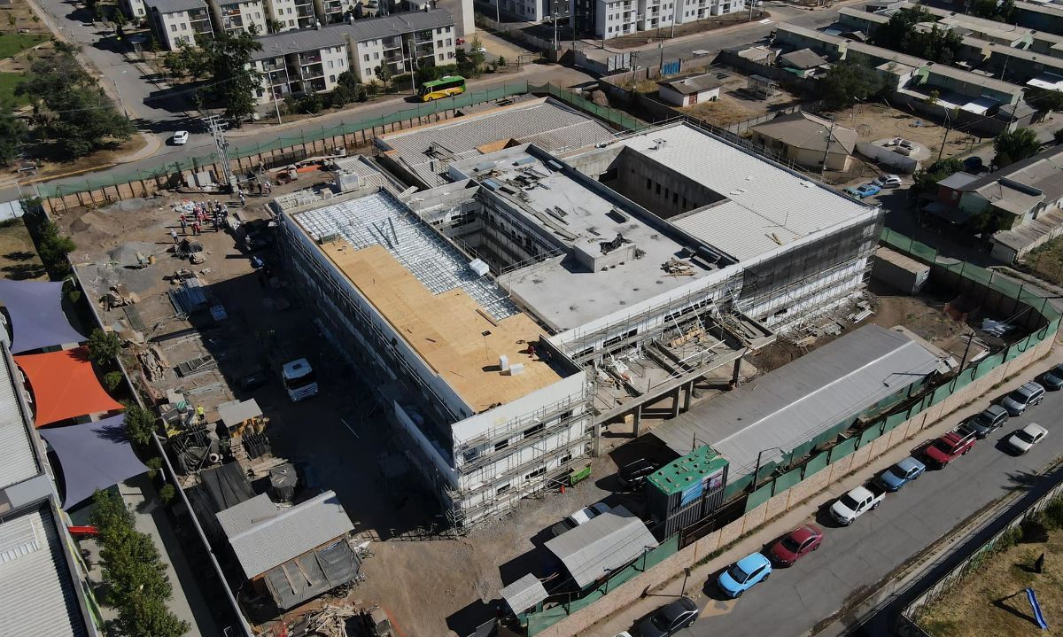 Alcalde Pablo Silva Pérez realiza visita inspectiva a la construcción del Cesfam Poniente
