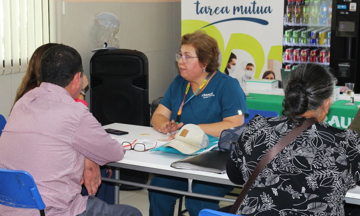 Usuarios del Hospital San Fernando se capacitaron en el correcto uso y manejo de la bolsa de ostomía
