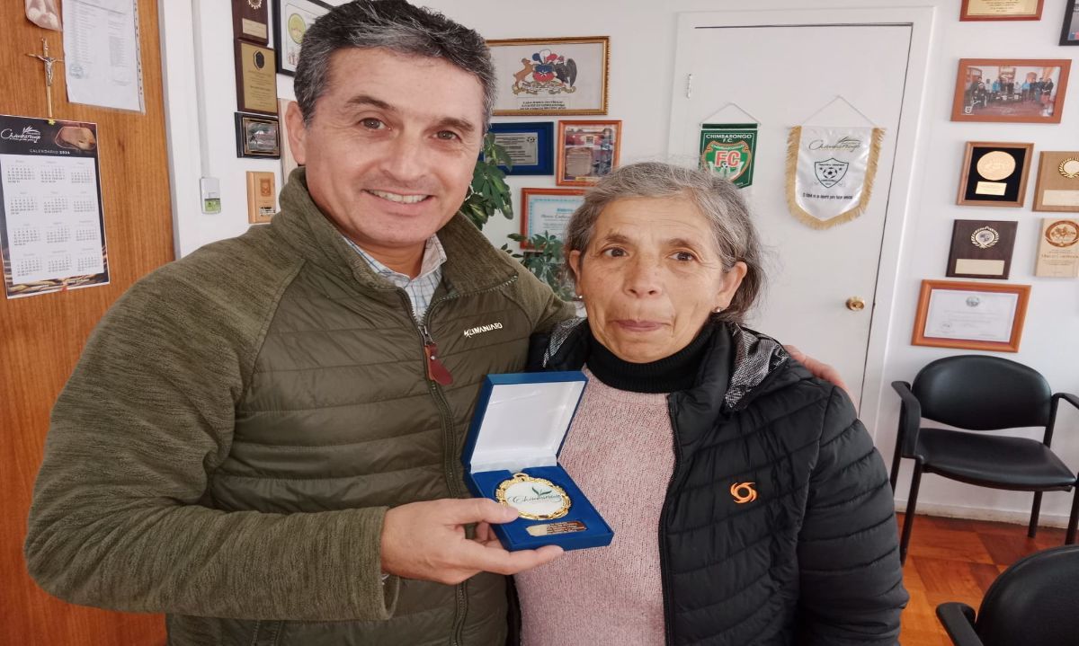 Chimbarongo: Alcalde entregó medalla Tomás Marín de Poveda pendiente