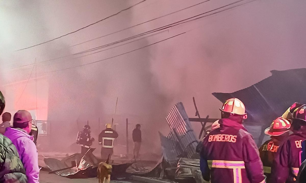 Triste amanecer en Chimbarongo: Incendio arrasó con cuatro locales comerciales y una vivienda