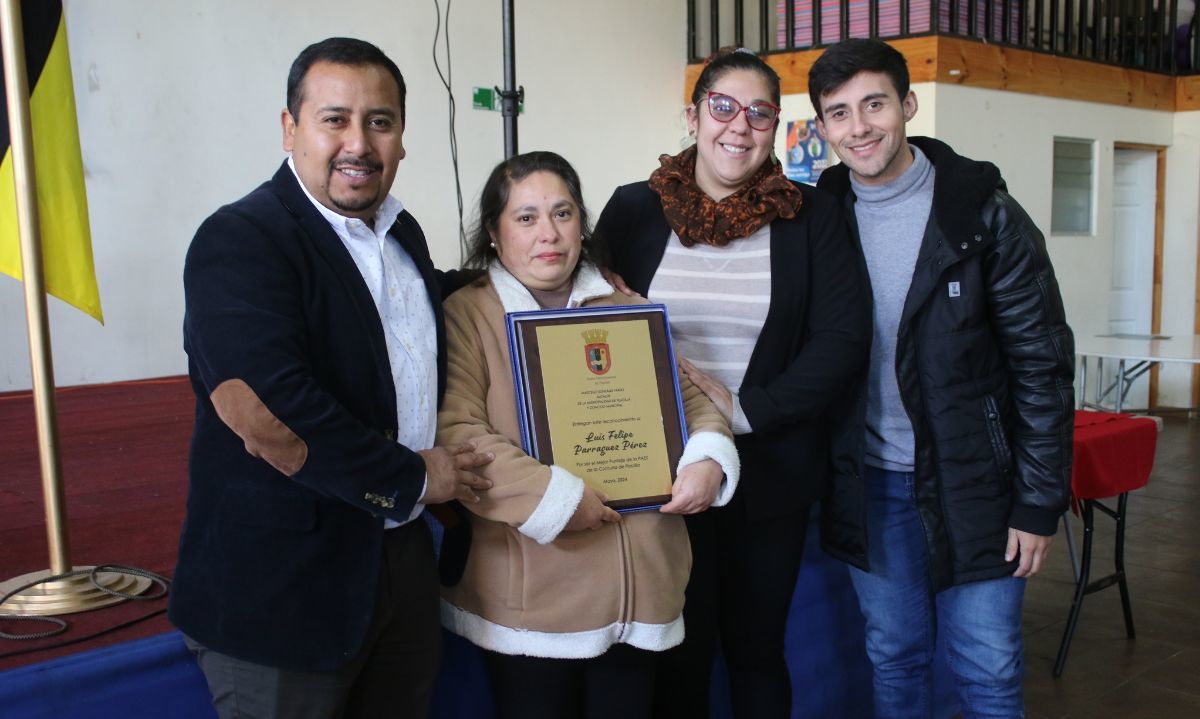 Estudiantes de Placilla son beneficiados con Beca Municipal