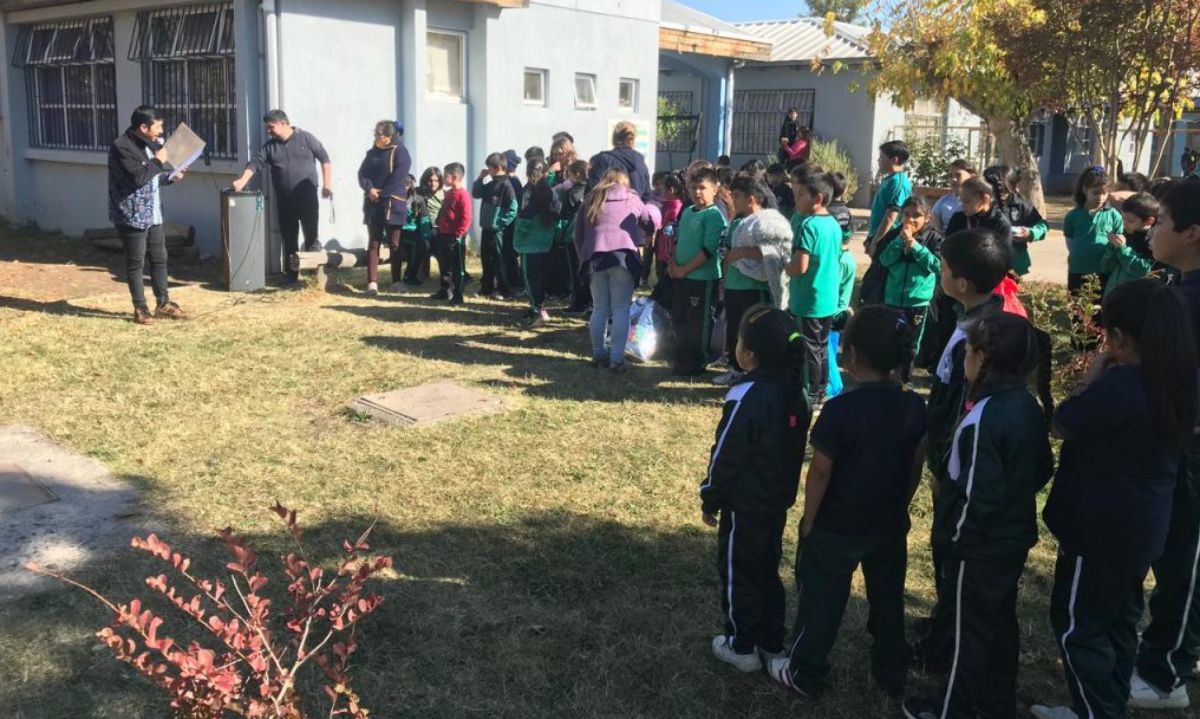 Con plantación de árboles, infantes aprenden sobre el cuidado de la tierra y la prevención de incendios
