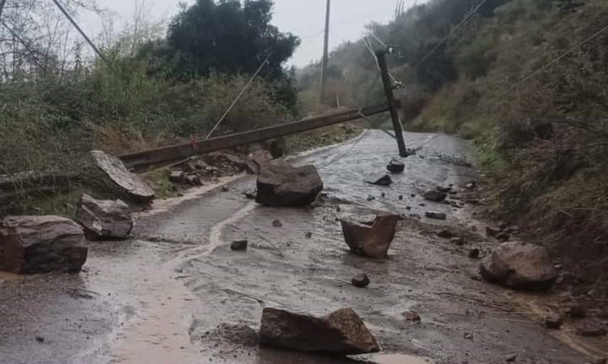 Rodados y poste de tendido eléctrico caído mantienen cortada la Ruta I-451