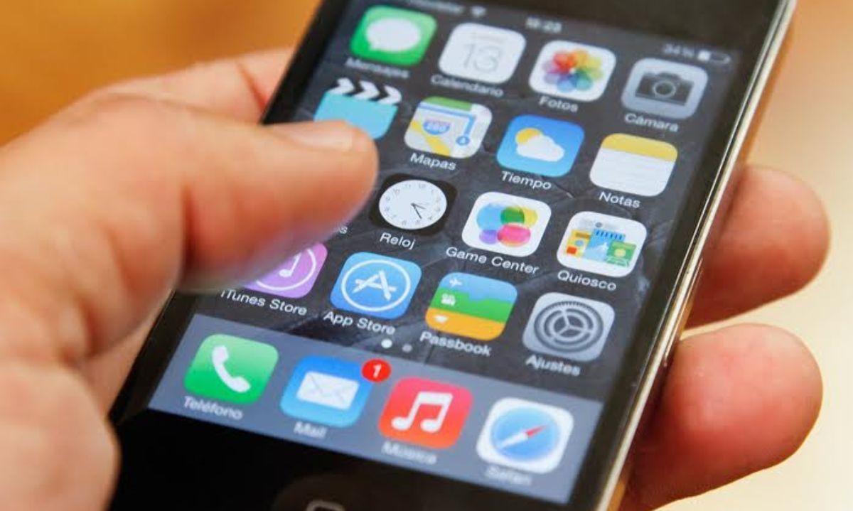 ¿Se debe regular o prohibir el uso de teléfonos celulares en colegios?