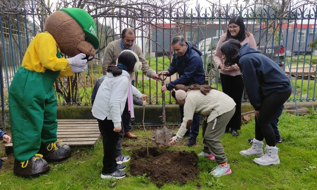 CONAF: Forestín visitó la Unidad Educativa “Manitos de Colores” para fomentar el cuidado del medioambiente y prevenir los incendios forestales