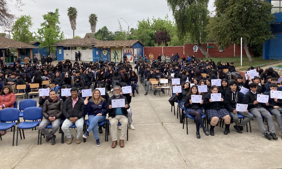 Estudiantes de Lolol y Pichilemu reciben el Bono Logro Escolar 2024 en O'Higgins