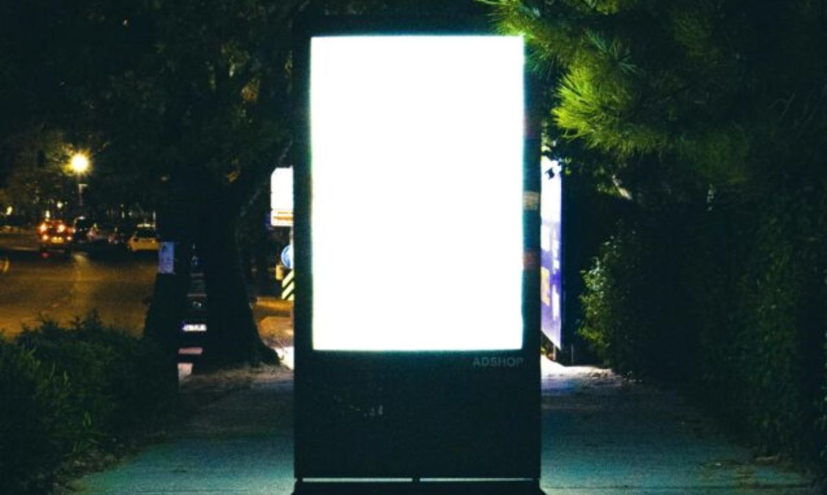 Nueva norma lumínica obliga a apagar pantallas publicitarias y focos deportivos a la medianoche