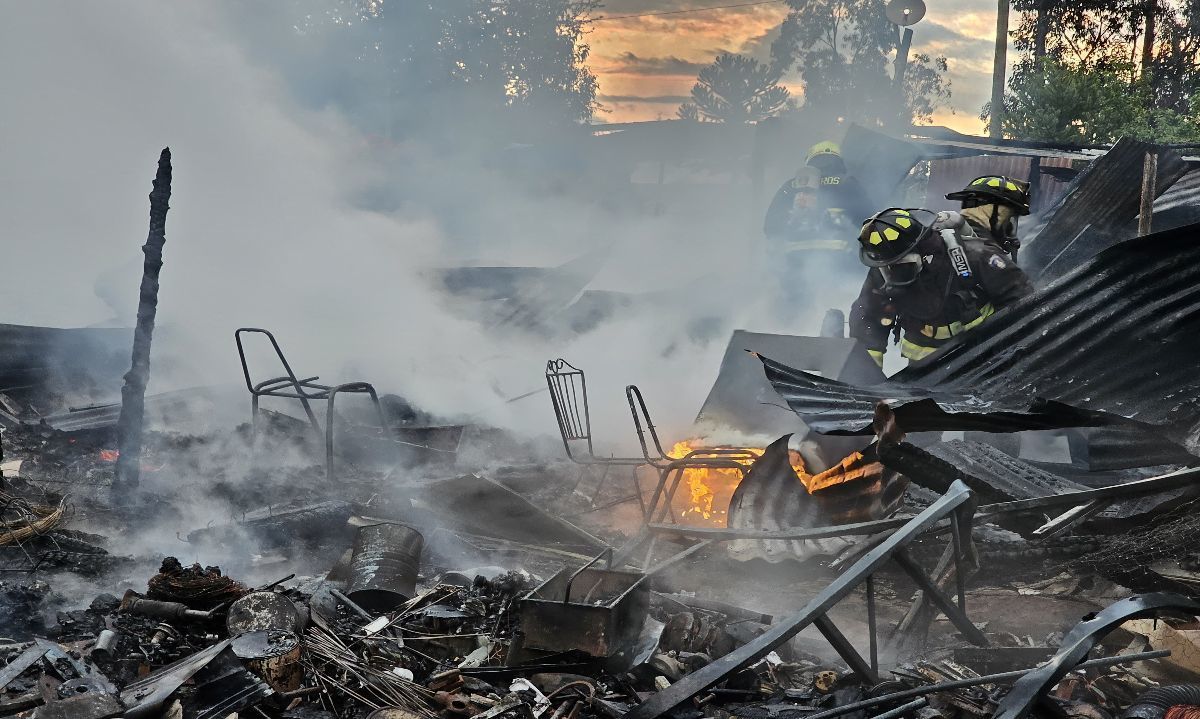 San Fernando:
Fuego arrasó con dos viviendas y bodega
