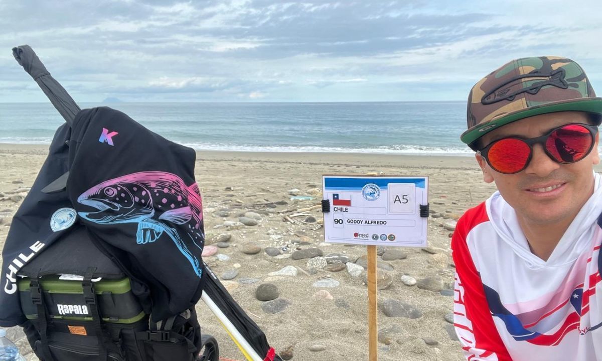 El seleccionado nacional de Surfcasting Alfredo Godoy Muñoz, frente al Mediterraneo, en las costas de Sicilia Italia 2023.
