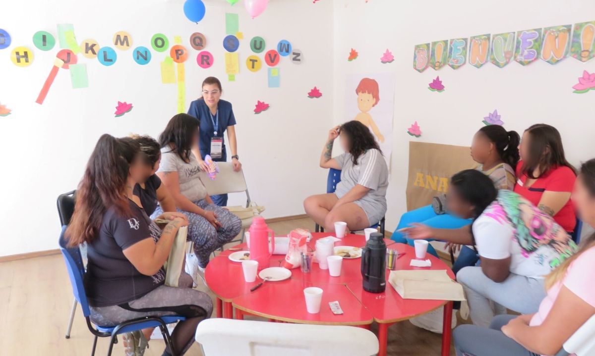 Profesionales del Hospital de Chimbarongo realizan taller de crianza para madres en el Centro Penitenciario La Gonzalina