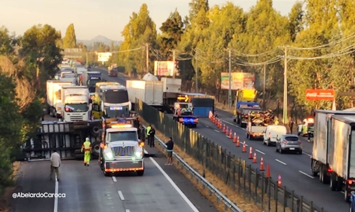 Ruta 5 Sur: Choque de camiones paraliza el país
