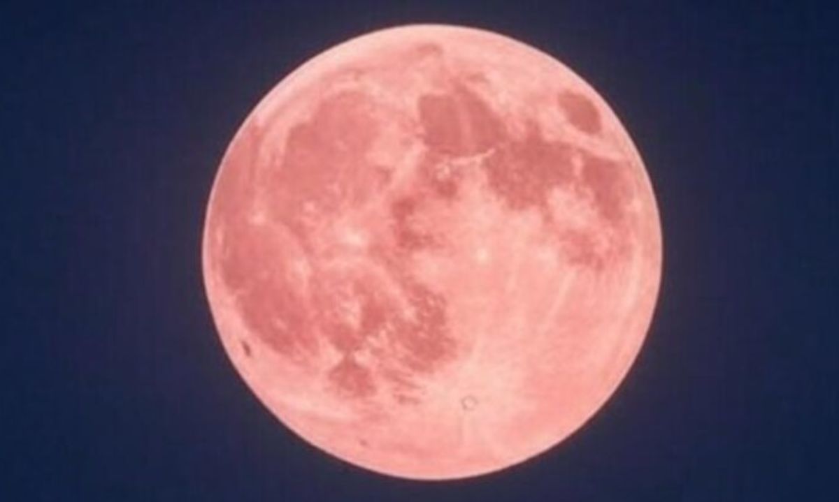 La Luna Rosa iluminará el cielo este fin de semana, pero su color no es lo que parece