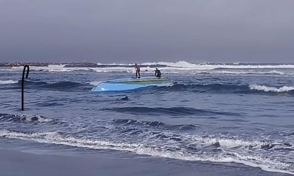 [VIDEO] Embarcación se volcó en Bucalemu y fue rescatada por la comunidad local: Pescadores salieron ilesos